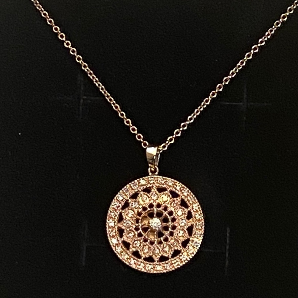 Elegant Gold Pendant Necklace